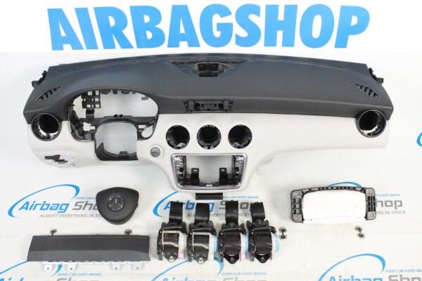 Airbag kit - Tableau de bord noir blanc facelift Mercedes A klasse W176 (2012-2018)